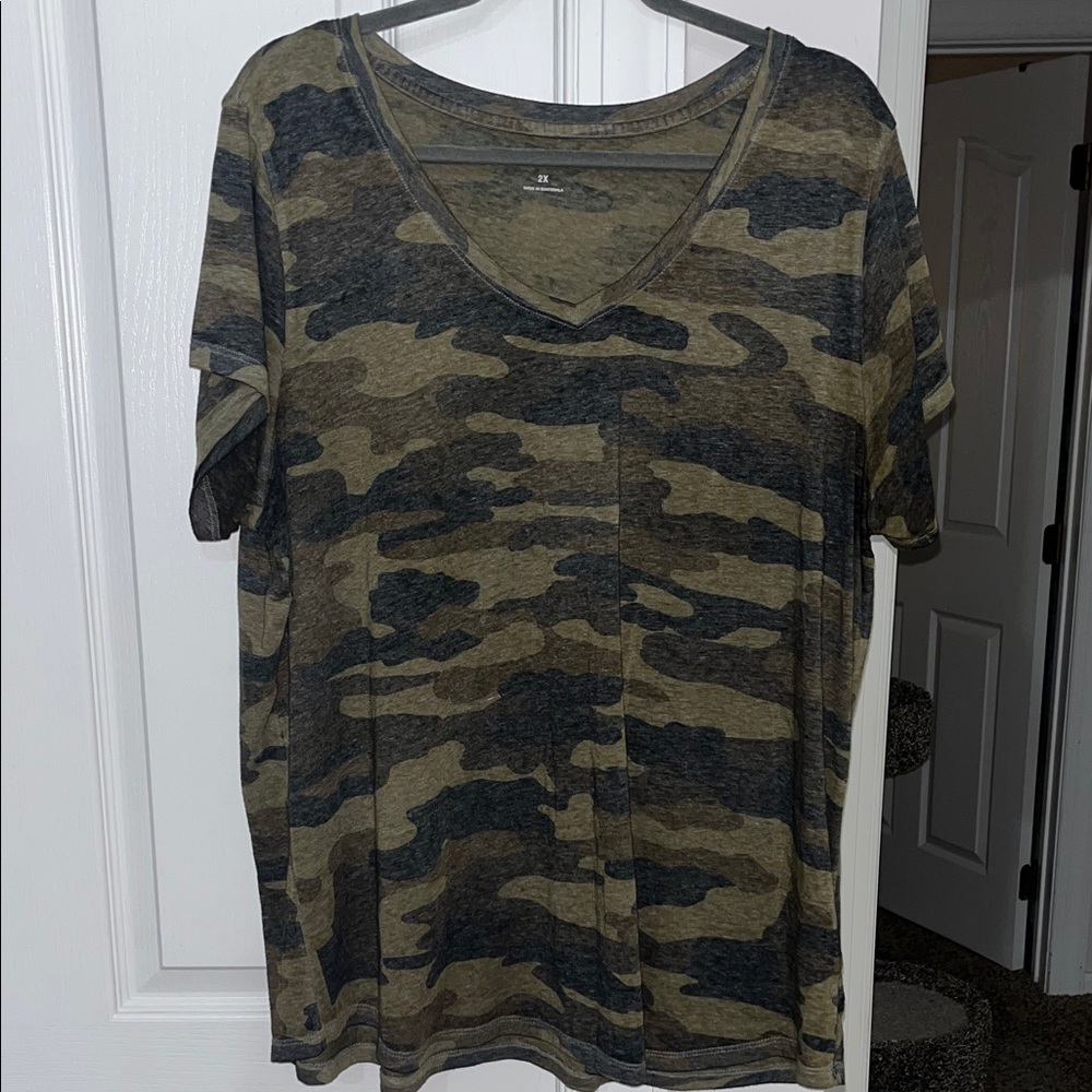 Lucky Brand camo V-Neck short sleeved tee Size 2X